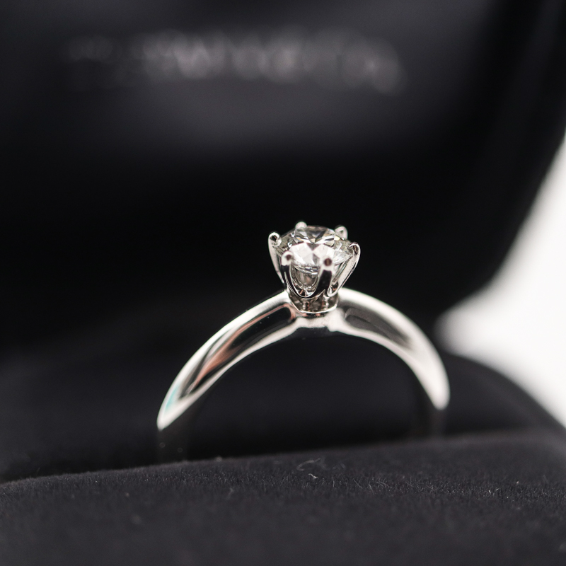 Tiffany & Co. Platinum Diamond Solitaire Ringa